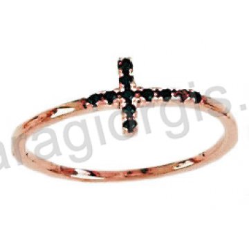 Δαχτυλίδι ροζ χρυσό με σταυρό τύπου Gavelo με μαύρες πέτρες ζιργκόν