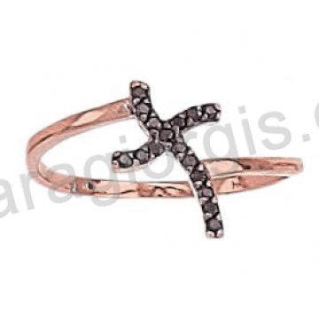 Δαχτυλίδι από ροζ χρυσό τύπου chevalier σε σχήμα σταυρού με μαύρες πέτρες ζιργκόν 