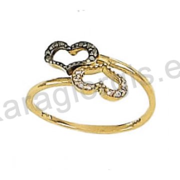 Δαχτυλίδι χρυσό τύπου Chevalier με δύο καρδιές σε κίτρινο και μαύρο χρυσό με άσπρες και μαύρες πέτρες ζιργκόν