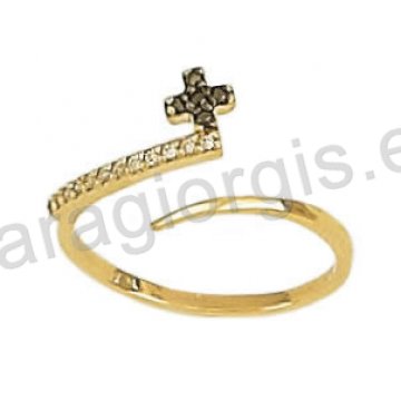Δαχτυλίδι χρυσό τύπου Chevalier με σταυρουδάκι σε μαύρο χρυσό με άσπρες και μαύρες πέτρες ζιργκόν