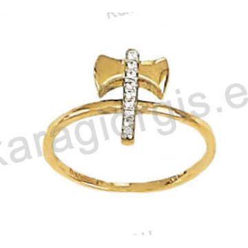 Δαχτυλίδι χρυσό τύπου Chevalier σε σχήμα πέλεκυ με άσπρες πέτρες ζιργκόν