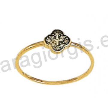 Δαχτυλίδι χρυσό τύπου Chevalier με σταυρουδάκι και μαύρες πέτρες ζιργκόν