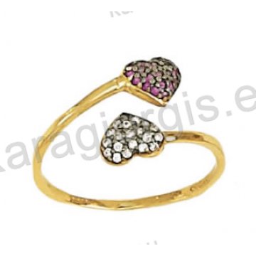 Δαχτυλίδι χρυσό τύπου Chevalier με δύο καρδιές με άσπρες και κόκκινες πέτρες ζιργκόν