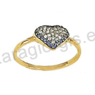 Δαχτυλίδι χρυσό τύπου Chevalier με καρδιά από λευκό χρυσό με άσπρες και μπλε πέτρες ζιργκόν