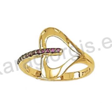 Δαχτυλίδι χρυσό τύπου Chevalier με καρδιά σε μαύρο χρυσό με κόκκινες πέτρες ζιργκόν