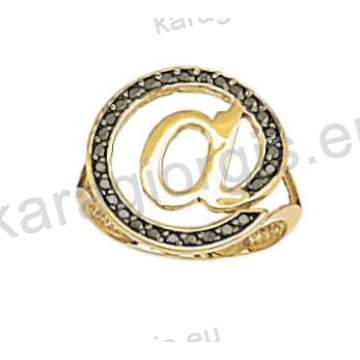 Δαχτυλίδι χρυσό τύπου Chevalier με το σύμβολο @ σε μαύρο χρυσό και μαύρες πέτρες ζιργκόν