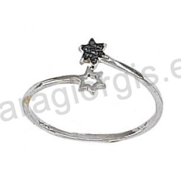 Δαχτυλίδι λευκόχρυσο τύπου Chevalier με δύο αστεράκια σε μαύρο χρυσό με μαύρες πέτρες ζιργκόν