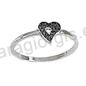 Δαχτυλίδι λευκόχρυσο τύπου Chevalier με καρδιά σε μαύρο χρυσό με μαύρες πέτρες ζιργκόν