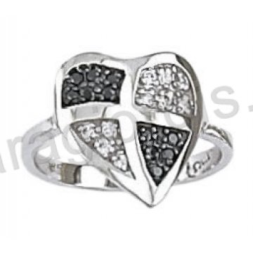 Δαχτυλίδι λευκόχρυσο τύπου Chevalier με καρδιά σε μαύρο χρυσό με άσπρες και μαύρες πέτρες ζιργκόν