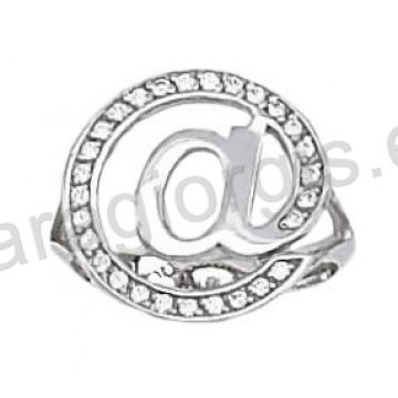 Δαχτυλίδι λευκόχρυσο τύπου Chevalier με το σύμβολο @ και άσπρες πέτρες ζιργκόν