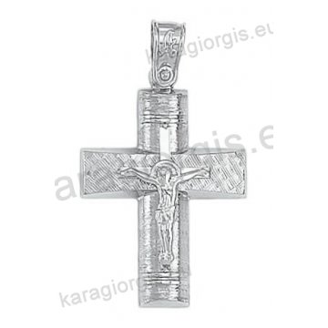Βαπτιστικός σταυρός Κ14 για αγόρι λευκόχρυσος με γραμμωτό σαγρέ φινίρισμα με ένθετο λευκόχρυσο εσταυρωμένο