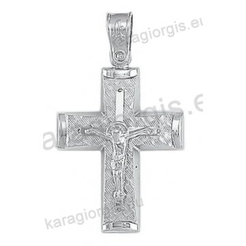 Βαπτιστικός σταυρός Κ14 για αγόρι λευκόχρυσος με λουστρέ και γραμμωτό σαγρέ φινίρισμα με ένθετο λευκόχρυσο εσταυρωμένο
