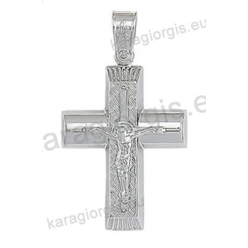 Βαπτιστικός σταυρός για αγόρι λευκόχρυσος Κ14 με ένθετο λευκόχρυσο εσταυρωμένο με λουστρέ και γραμμωτό σαγρέ φινίρισμα