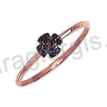 Μοντέρνο δαχτυλίδι Κ14 ροζ χρυσό με σταυρουδάκι με μαύρες πέτρες ζιργκόν και μαύρο πλατίνωμα
