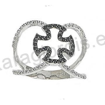 Δαχτυλίδι λευκόχρυσο K14 σε μοντέρνο περίτεχνο σχέδιο με σταυρό τύπου Gavello με λευκές και μαύρες πέτρες ζιργκόν