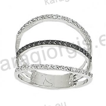 Δαχτυλίδι λευκόχρυσο K14 σε μοντέρνο περίτεχνο σχέδιο με λευκές και μαύρες πέτρες ζιργκόν