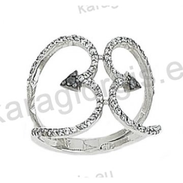 Δαχτυλίδι λευκόχρυσο K14 σε μοντέρνο περίτεχνο σχέδιο με δύο καρδιές με λευκές και μαύρες πέτρες ζιργκόν