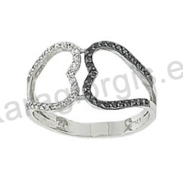 Δαχτυλίδι λευκόχρυσο K14 σε μοντέρνο περίτεχνο σχέδιο με δύο καρδιές με λευκές και μαύρες πέτρες ζιργκόν