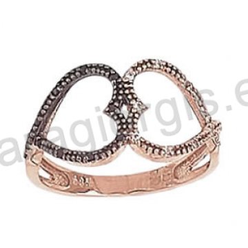 Δαχτυλίδι ροζ χρυσό K14 σε μοντέρνο περίτεχνο σχέδιο με διπλή καρδιά με λευκές και μαύρες πέτρες ζιργκόν