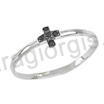 Δαχτυλίδι K14 λευκόχρυσο μοντέρνο με σταυρό με μαύρες πέτρες ζιργκόν 