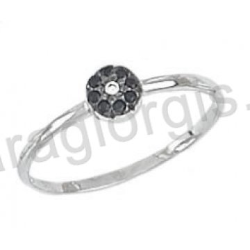 Δαχτυλίδι K14 λευκόχρυσο μοντέρνο σε σχήμα ροζέτας με άσπρη και μαύρες πέτρες ζιργκόν 