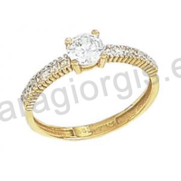 Μονόπετρο δαχτυλίδι Κ14 μοντέρνο χρυσό με άσπρες πέτρες ζιργκόν στα πλαϊνά