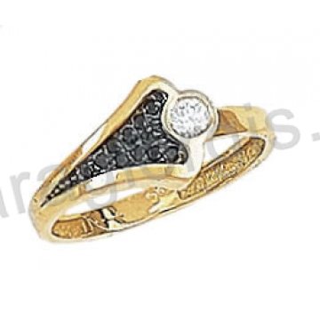 Δαχτυλίδι K14 χρυσό μοντέρνο τύπου Chevalier με άσπρη και μαύρες πέτρες ζιργκόν με μαύρο πλατίνωμα