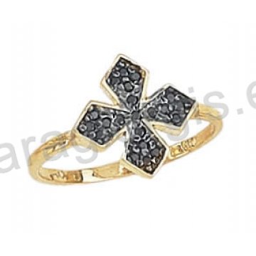 Μοντέρνο εντυπωσιακό δαχτυλίδι Κ14 χρυσό με σταυρό τύπου Gavello με μαύρες πέτρες ζιργκόν και μαύρο πλατίνωμα