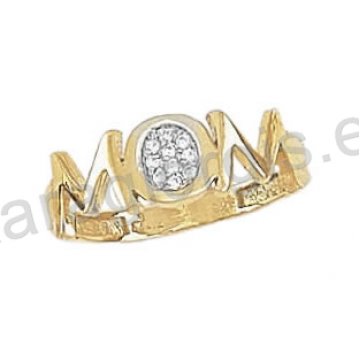 Μοντέρνο εντυπωσιακό δαχτυλίδι Κ14 χρυσό με λογότυπο MOM με άσπρες πέτρες ζιργκόν