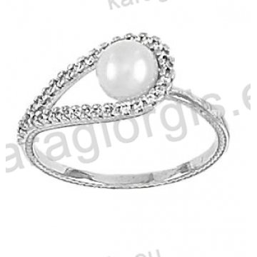 Μονόπετρο δαχτυλίδι Κ14 σε σχήμα ροζέτας με πέρλα και άσπρες πέτρες ζιργκόν