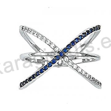 Μοντέρνο λευκόχρυσο δαχτυλίδι Κ14 με άσπρες και μπλε πέτρες ζιργκόν και μαύρο πλατίνωμα
