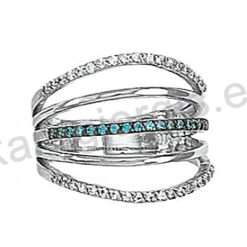 Μοντέρνο λευκόχρυσο δαχτυλίδι Κ14 με άσπρες και γαλάζιες πέτρες ζιργκόν