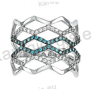 Μοντέρνο λευκόχρυσο δαχτυλίδι Κ14 με άσπρες και γαλάζιες πέτρες ζιργκόν και μαύρο πλατίνωμα