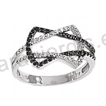 Μοντέρνο δαχτυλίδι λευκόχρυσο Κ14 με άσπρες και μαύρες πέτρες ζιργκόν και μαύρο πλατίνωμα