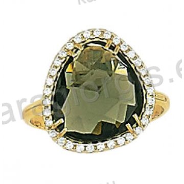 Μοντέρνο δαχτυλίδι χρυσό Κ14 με μία κεντρική πέτρα ζιργκόν σε χρώμα αλεξανδρίτη και άσπρες πέτρες ζιργκόν