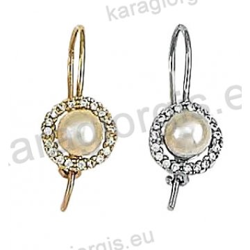 Σκουλαρίκια Κ14 χρυσό ή λευκόχρυσο κρεμαστά με πέρλα και άσπρες πέτρες ζιργκόν.