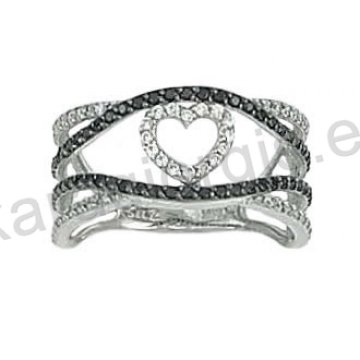 Δαχτυλίδι λευκόχρυσο Κ14 fashion μοντέρνο με καρδιά στο κέντρο με άσπρες και μαύρες πέτρες ζιργκόν.