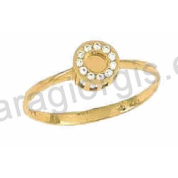 Δαχτυλίδι χρυσό Κ14 μοντέρνο σε στόχο με άσπρες πέτρες ζιργκόν με χρυσό καθρέπτη στη μέση.