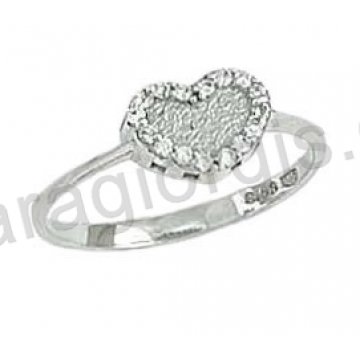Δαχτυλίδι λευκόχρυσο Κ14 μοντέρνο σε καρδιά με άσπρες πέτρες ζιργκόν και σφυρήλατο φινίρισμα.