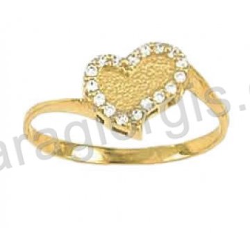 Δαχτυλίδι χρυσό Κ14 σε καρδιά με άσπρες πέτρες ζιργκόν και σφυρήλατο φινίρισμα στη μέση.