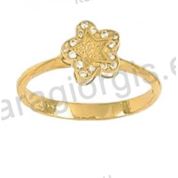 Δαχτυλίδι χρυσό Κ14 σε αστέρι με άσπρες πέτρες ζιργκόν και σφυρήλατο φινίρισμα στη μέση.