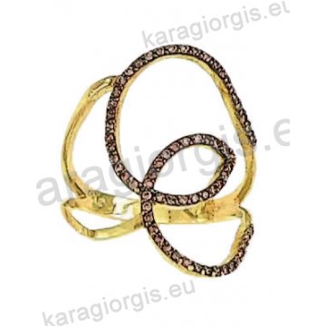 Δαχτυλίδι χρυσό Κ14 fashion με λευκόχρυσο σε μοντέρνο σχεδιασμό μαύρο χρυσό με άσπρες και brown πέτρες ζιργκόν.
