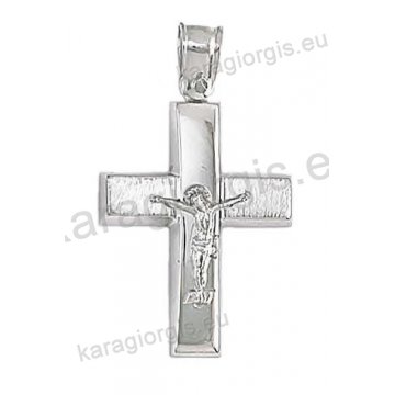 Βαπτιστικός σταυρός για αγόρι λευκόχρυσο με σαγρέ και λουστρέ φινίρισμα και εσταυρωμένο στο κέντρο.   