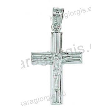 Βαπτιστικός σταυρός για αγόρι λευκόχρυσο σε λουστρέ φινίρισμα με εσταυρωμένο στη μέση.