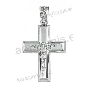 Βαπτιστικός σταυρός για αγόρι σε λευκόχρυσο με εσταυρωμένο σε λουστρέ και ματ φινίρισμα.