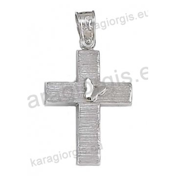 Βαπτιστικός σταυρός για κορίτσι σε λευκόχρυσο με σαγρέ φινίρισμα και ένθετη πεταλούδα στο πλάι.