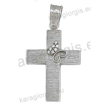 Βαπτιστικός σταυρός για κορίτσι σε λευκόχρυσο με σαγρέ φινίρισμα και ένθετη πεταλούδα στο πλάι με άσπρες πέτρες ζιργκόν.