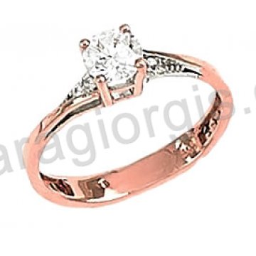 Μονόπετρο δαχτυλίδι rose gold σε ροζ χρυσό Κ14 σε φλόγα με κεντρική πέτρα και πλαϊνές πέτρες ζιργκόν.