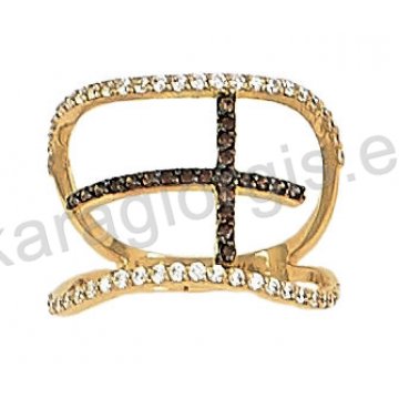 Δαχτυλίδι fashion χρυσό K14 με ενσωματωμένο σταυρό σε άσπρες και brown πέτρες ζιργκόν.