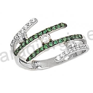 Δαχτυλίδι λευκόχρυσο με άσπρες και πράσινες πέτρες ζιργκόν σε 14 καράτια.